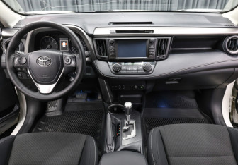 Подержанный автомобиль Toyota RAV4 2017 года (14 фото)