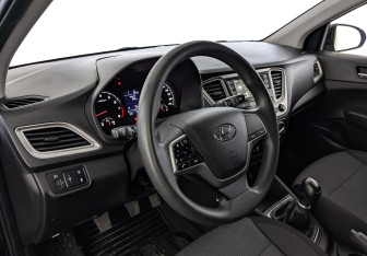 Подержанный автомобиль Hyundai Solaris Sedan 2021 года (15 фото)