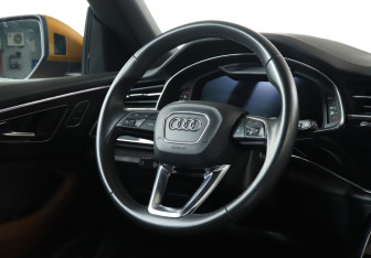 Подержанный автомобиль Audi Q8 2021 года (15 фото)