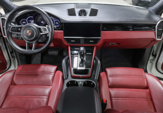 Подержанный автомобиль Porsche Cayenne 2020 года (14 фото)