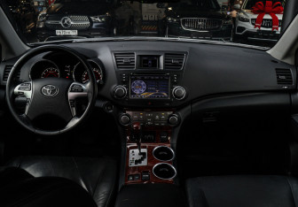 Подержанный автомобиль Toyota Highlander 2011 года (11 фото)