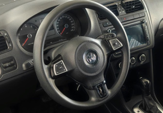 Подержанный автомобиль Volkswagen Polo Sedan 2011 года (12 фото)