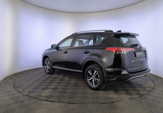 Подержанный автомобиль Toyota RAV4 2018 года (7 фото)