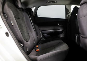 Подержанный автомобиль Kia Rio Hatchback 2015 года (14 фото)