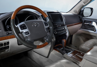 Подержанный автомобиль Toyota Land Cruiser Suv 2013 года (14 фото)