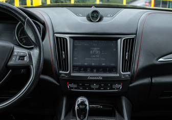 Подержанный автомобиль Maserati Levante 2017 года (11 фото)