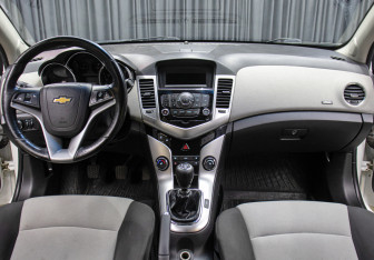 Подержанный автомобиль Chevrolet Cruze Sedan 2011 года (14 фото)