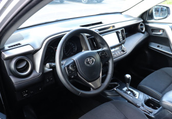 Подержанный автомобиль Toyota RAV4 2017 года (7 фото)
