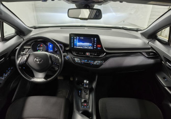 Подержанный автомобиль Toyota C-HR 2018 года (13 фото)