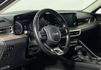 Подержанный автомобиль Kia K5 2021 года (13 фото)