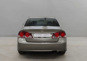 Подержанный автомобиль Honda Civic Sedan 2007 года (6 фото)