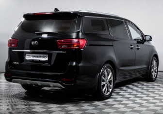 Подержанный автомобиль Kia Carnival 2020 года (5 фото)