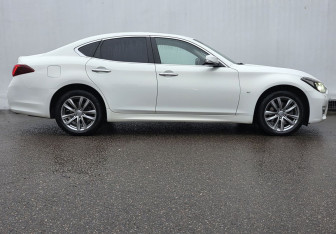 Подержанный автомобиль Infiniti Q70 2015 года (4 фото)