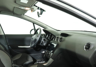 Подержанный автомобиль Peugeot 308 Hatchback 2011 года (14 фото)