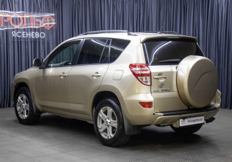 Подержанный автомобиль Toyota RAV4 2009 года (7 фото)