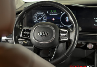 Подержанный автомобиль Kia Carnival 2021 года (14 фото)