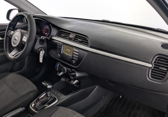 Подержанный автомобиль Kia Rio Hatchback 2020 года (13 фото)