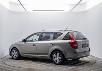 Подержанный автомобиль Kia Ceed Wagon 2010 года (7 фото)