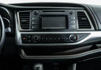 Подержанный автомобиль Toyota Highlander 2016 года (8 фото)