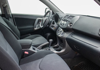 Подержанный автомобиль Toyota RAV4 2010 года (9 фото)