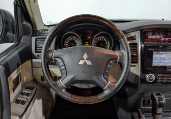 Подержанный автомобиль Mitsubishi Pajero 2017 года (22 фото)