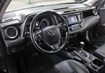 Подержанный автомобиль Toyota RAV4 2015 года (16 фото)