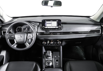 Подержанный автомобиль Mitsubishi Outlander 2022 года (13 фото)
