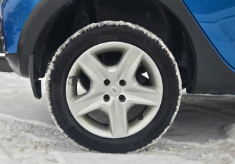 Подержанный автомобиль Renault Sandero 2017 года (13 фото)