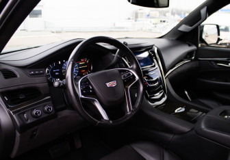 Подержанный автомобиль Cadillac Escalade Suv 2016 года (12 фото)