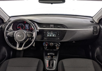 Подержанный автомобиль Kia Rio Hatchback 2021 года (13 фото)