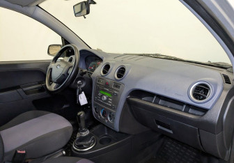 Подержанный автомобиль Ford Fusion 2010 года (11 фото)