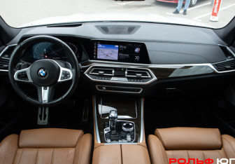 Подержанный автомобиль BMW X5 2019 года (12 фото)