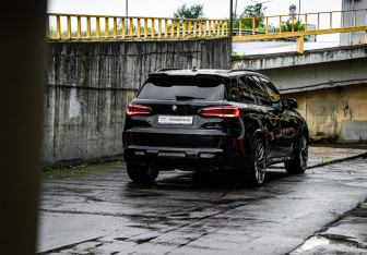 Подержанный автомобиль BMW X5 M 2021 года (5 фото)