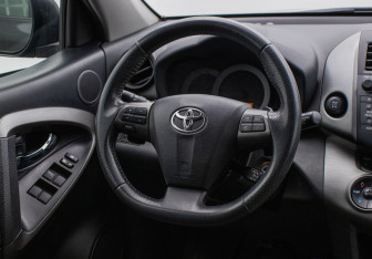 Подержанный автомобиль Toyota RAV4 2011 года (15 фото)