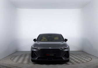 Подержанный автомобиль Changan UNI-V 2023 года (2 фото)