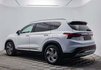 Подержанный автомобиль Hyundai Santa Fe 2022 года (3 фото)