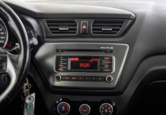 Подержанный автомобиль Kia Rio Hatchback 2017 года (17 фото)