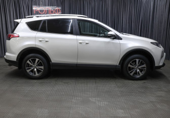 Подержанный автомобиль Toyota RAV4 2017 года (4 фото)