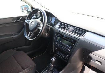 Подержанный автомобиль Skoda Rapid Liftback 2014 года (10 фото)