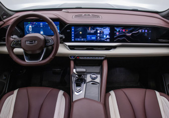 Подержанный автомобиль Geely Monjaro 2023 года (13 фото)