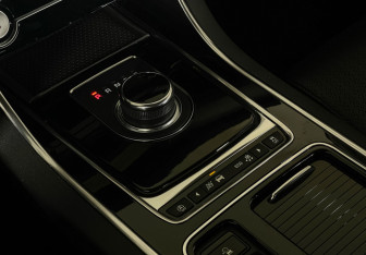 Подержанный автомобиль Jaguar XF Sedan 2019 года (17 фото)