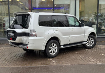 Подержанный автомобиль Mitsubishi Pajero 2014 года (8 фото)
