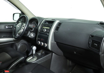 Подержанный автомобиль Nissan X-Trail 2010 года (9 фото)