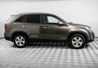 Подержанный автомобиль Kia Sorento 2017 года (4 фото)