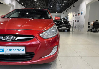 Подержанный автомобиль Hyundai Solaris Sedan 2011 года (8 фото)