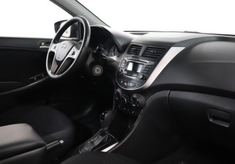 Подержанный автомобиль Hyundai Solaris Hatchback 2015 года (9 фото)