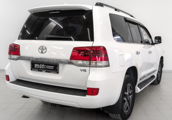 Подержанный автомобиль Toyota Land Cruiser Suv 2016 года (5 фото)