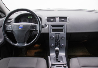 Подержанный автомобиль Volvo S40 2011 года (13 фото)