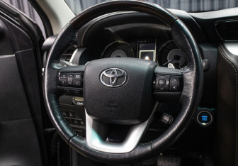 Подержанный автомобиль Toyota Fortuner 2017 года (18 фото)