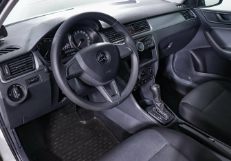 Подержанный автомобиль Skoda Rapid Liftback 2016 года (9 фото)